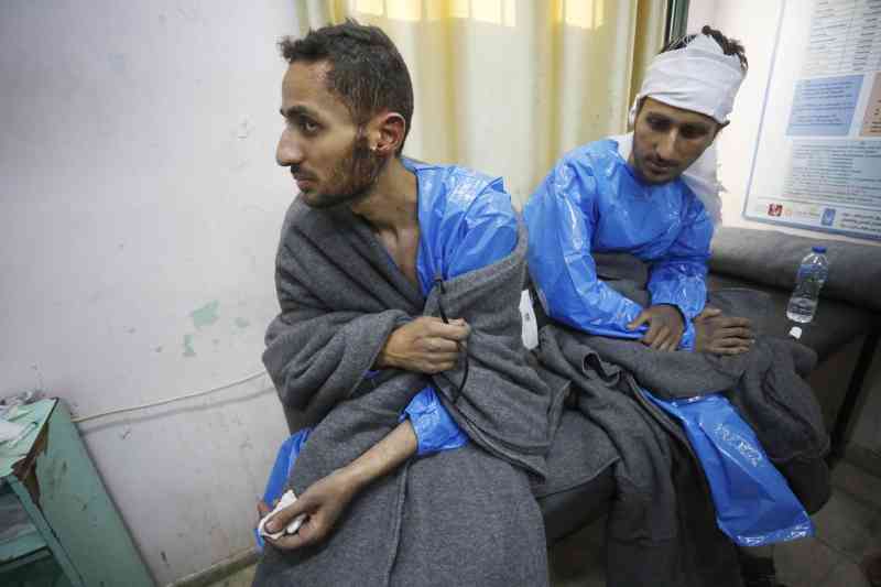 Estos palestinos, que fueron detenidos durante la redada israelí en el hospital al-Shifa, han sido trasladados al hospital de los Mártires de al-Aqsa en Deir al-Balah para recibir tratamiento
