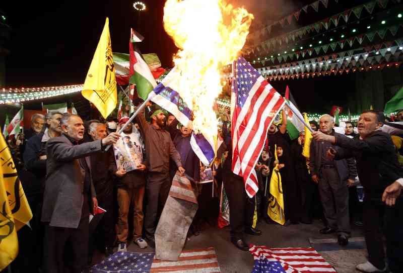 Los iraníes quemaron banderas de Israel, EE. UU. y el Reino Unido durante una manifestación antiisraelí en la Plaza Palestina en Teherán después del ataque aéreo del lunes