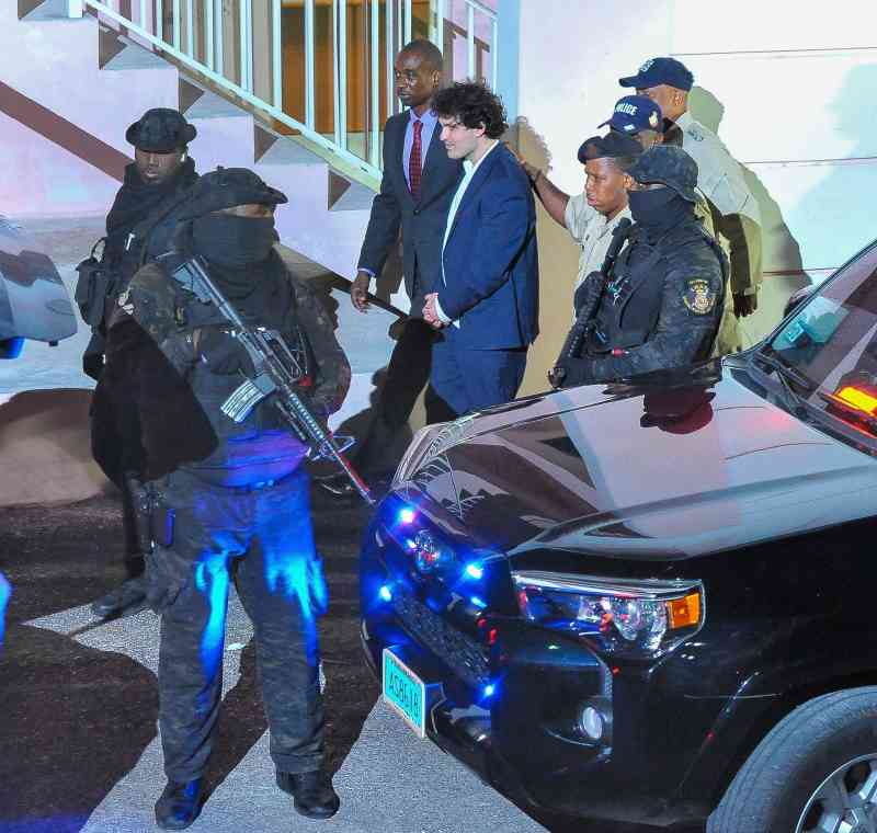 El fundador de FTX fue arrestado por las autoridades de las Bahamas y extraditado a los Estados Unidos en diciembre de 2022