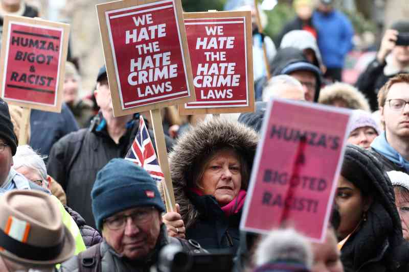 Algunas de las 300 personas protestando contra el proyecto de ley de crímenes de odio fuera de Holyrood dijeron que estaban dispuestas a ser encarceladas